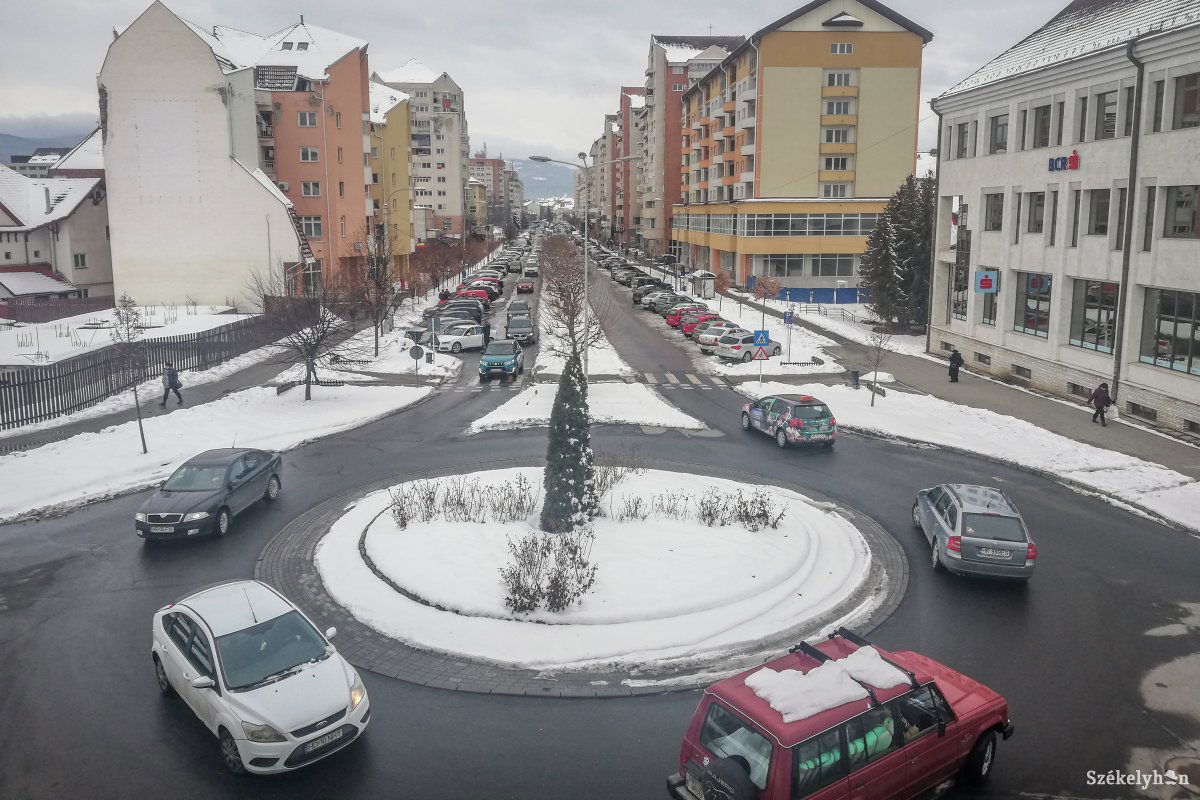 Kitiltani a csúcsforgalomból a sofőriskolás autókat? Több romániai nagyvárosban már működik, Székelyföldön azonban még csak „ízlelgetik