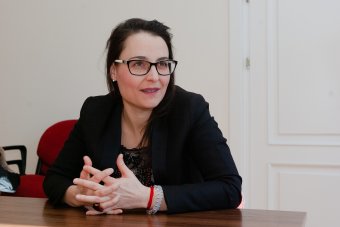 Gyökerek ápolása a zenén keresztül: erdélyi tehetségeket gondozna Fejes Krisztina