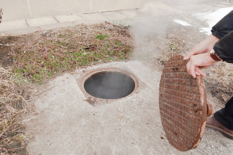 Csőtörés miatt szaunává váltak a pincék