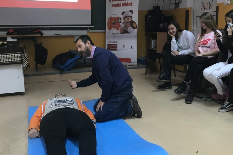 Elsősegélynyújtásra tanították az iskolásokat (x)