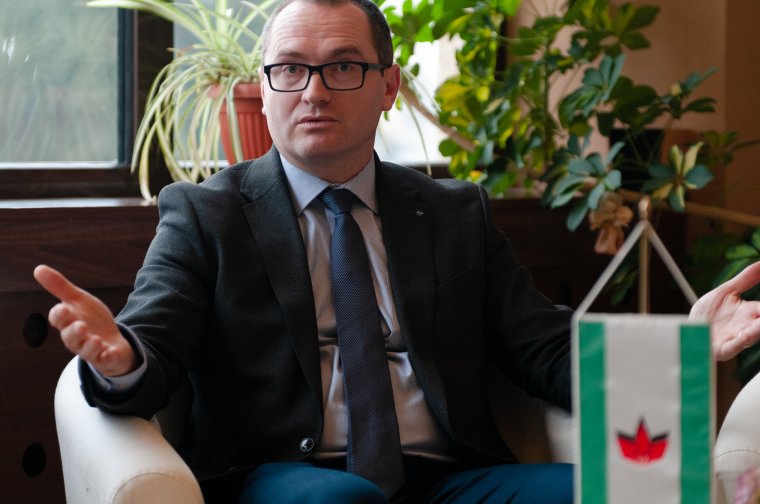 FRISSÍTVE – Magyarázatot követel a pápa miseruhájának cenzúrázására a képviselőház RMDSZ-frakciója