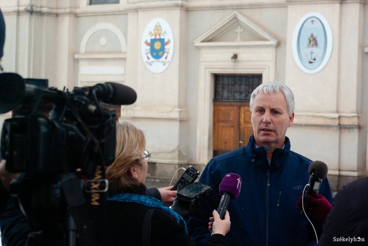 Jó hírrel érkezett Soltész Miklós Csíksomlyóra. Húszmillió forinttal segítik a ferenceseket •  Fotó: Gábos Albin