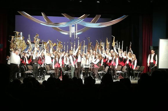 Bográcsos, lángos és defektek – így étkezik turnén a Csíkszentsimoni Ifjúsági Koncert Fúvószenekar