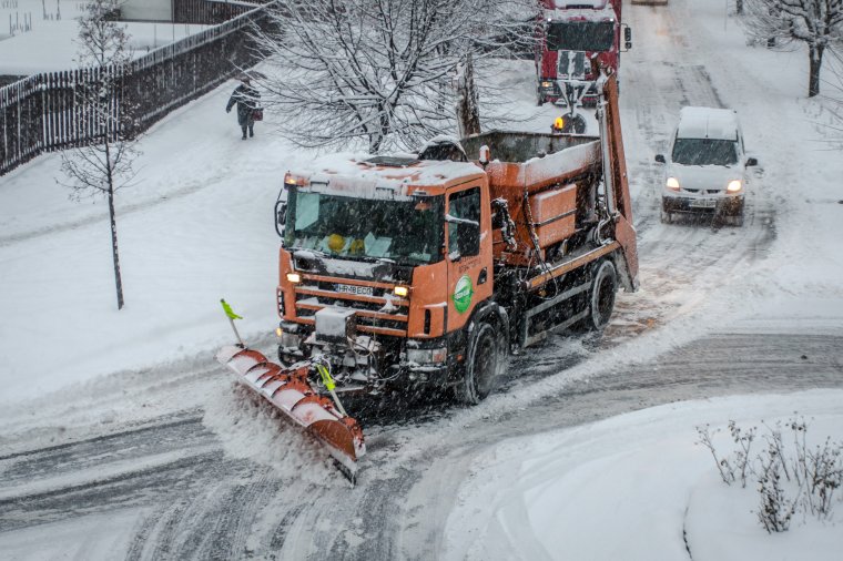 Beköszöntött a tél Csíkszeredában, több tonna csúszásgátlót használtak fel az utakon az elmúlt órákban