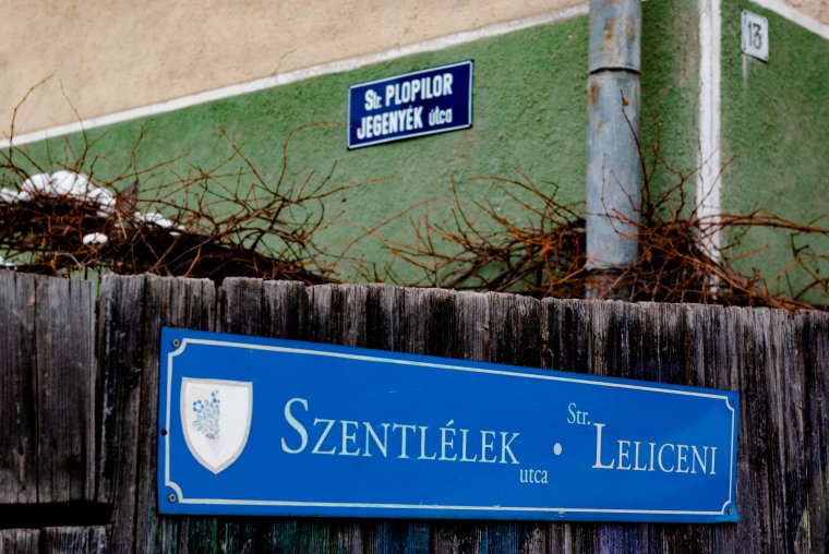 Táblákon visszaköszönő valóság: a magyar fölött a román