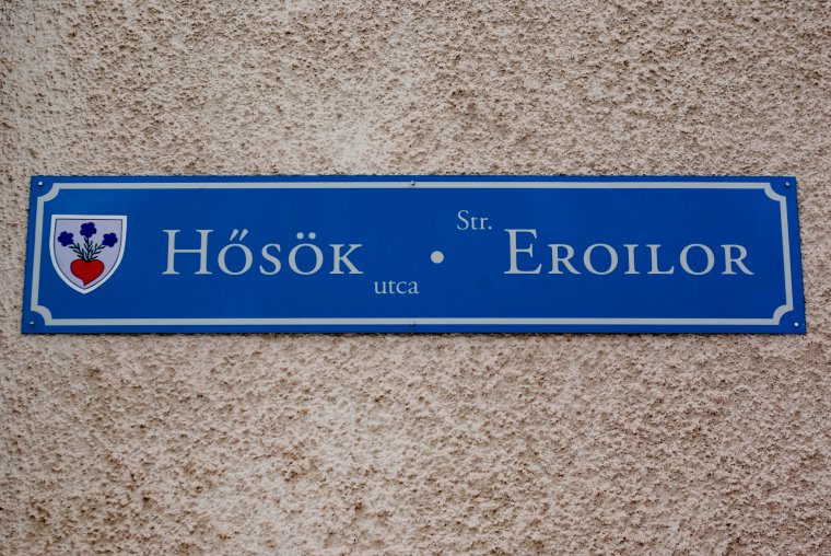 Jogerős ítélet kötelezi a csíkszeredai városvezetést, hogy cseréljék ki az utcanévtáblákat