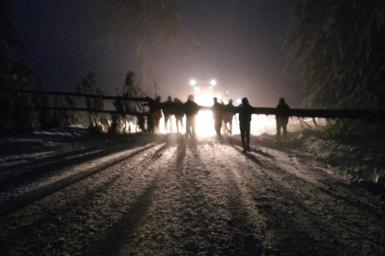 Így is lehet: összefogtak az autósok, hamar felszabadították az utat