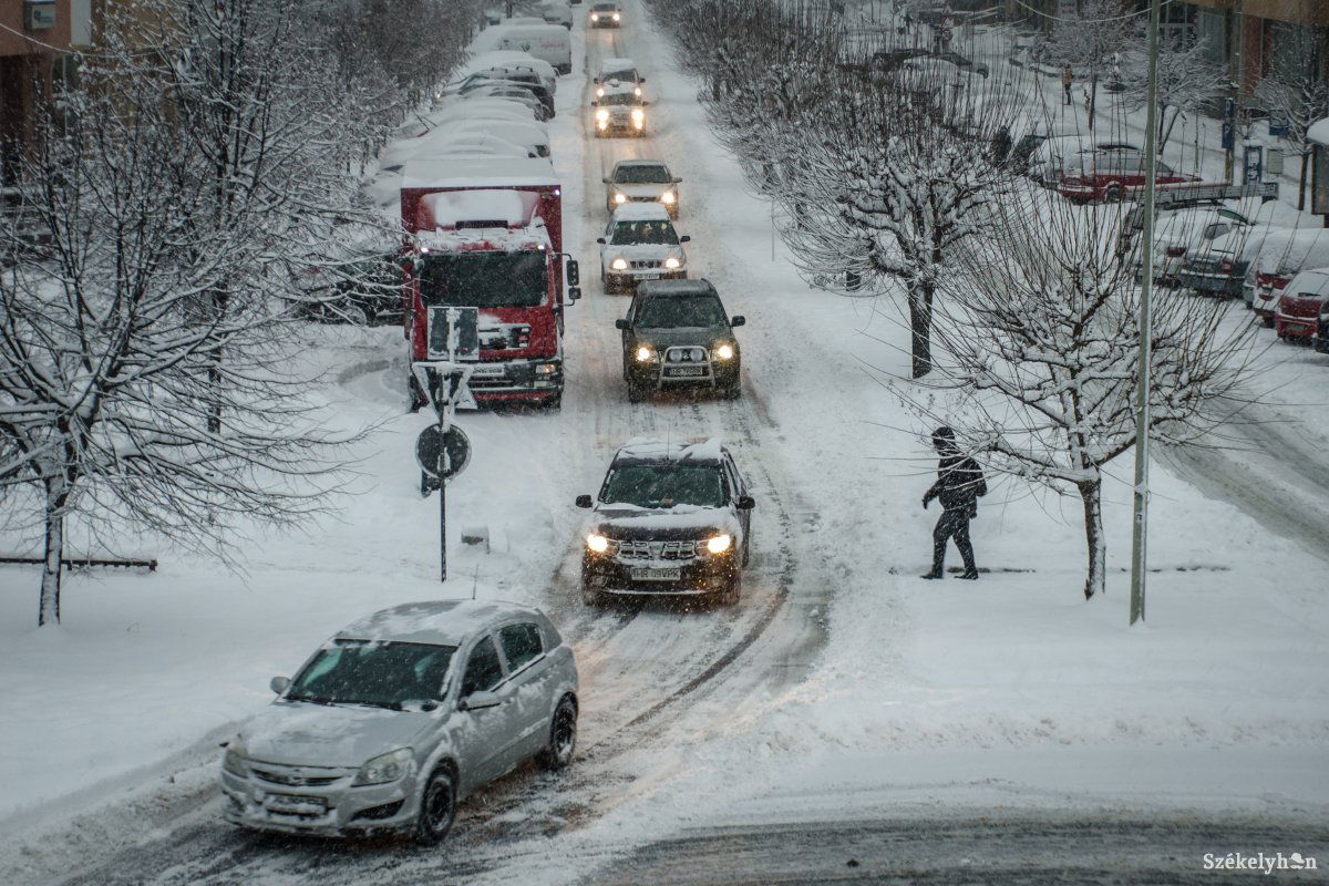 Péntek reggel Csíkszeredában. Szép, de nehéz... •  Fotó: Pinti Attila