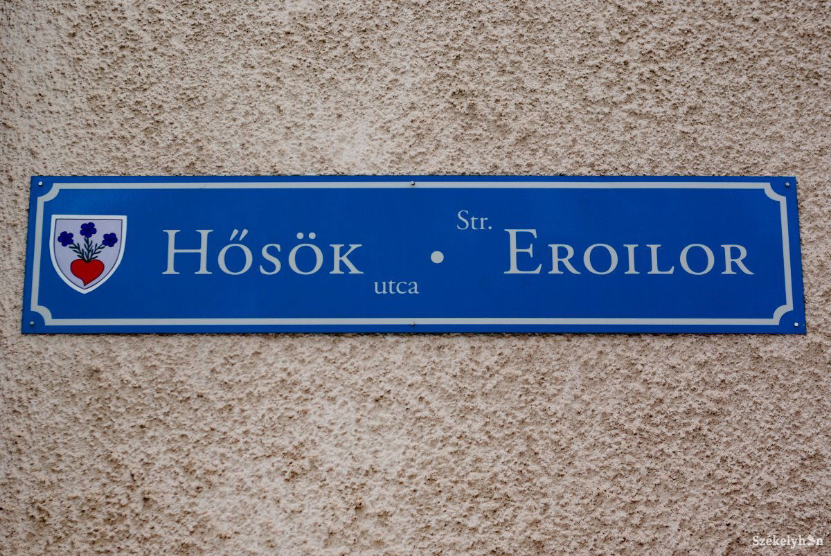 Nem tetszett Dan Tanasănak, hogy előbb van a magyar megnevezés. Jogerősen is neki adott igazat a bíróság, le kell cserélni az utcanévtáblákat Csíkszeredában •  Fotó: Gábos Albin