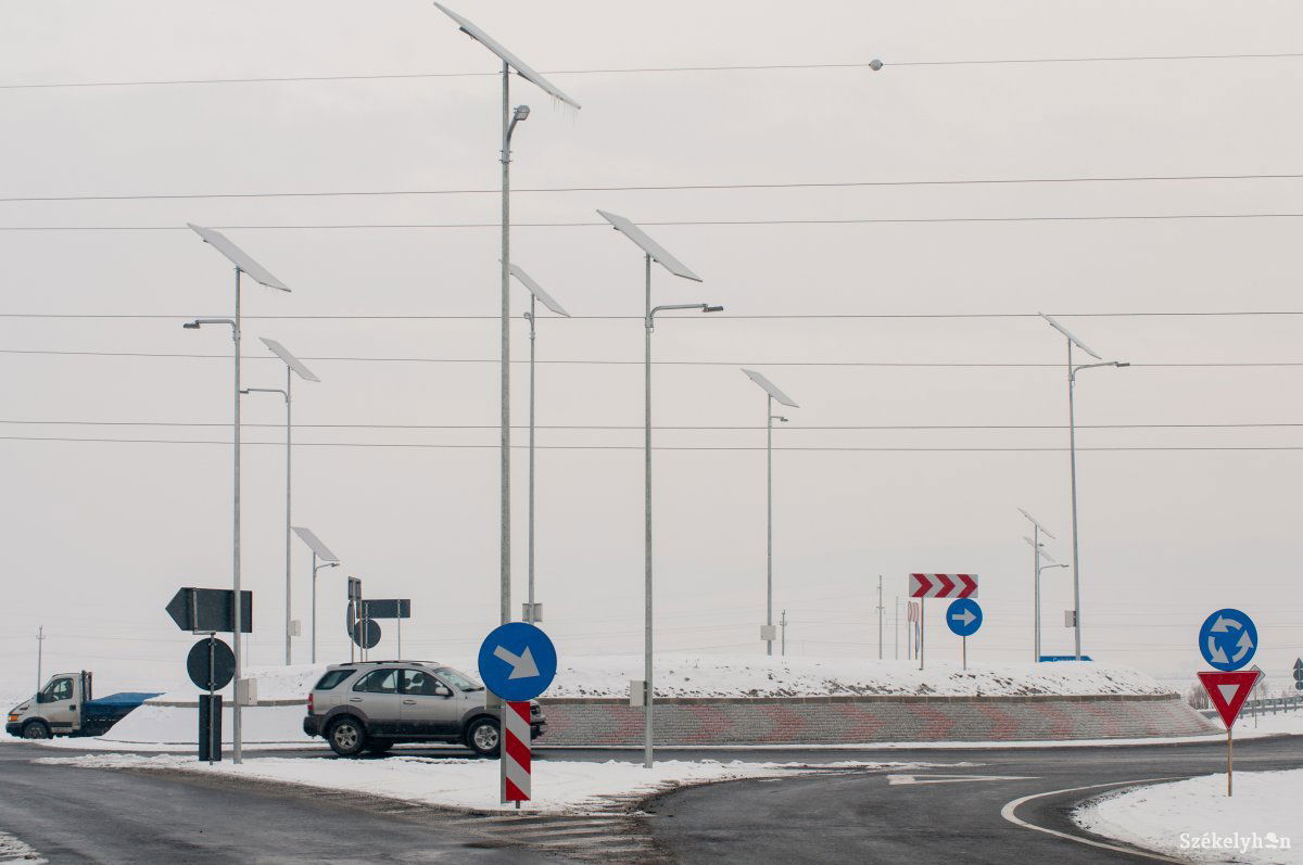 Nappal látható, este nem: balesetveszélyes a város északi kijáratánál lévő körforgalom •  Fotó: Gábos Albin