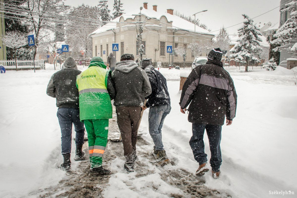 Szociális segélyezettek lapátolják a havat. Ezentúl a szociális igazgatóság tartja számon őket. Archív •  Fotó: Pinti Attila