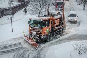 Beköszöntött a tél Csíkszeredában, több tonna csúszásgátlót használtak fel az utakon az elmúlt órákban