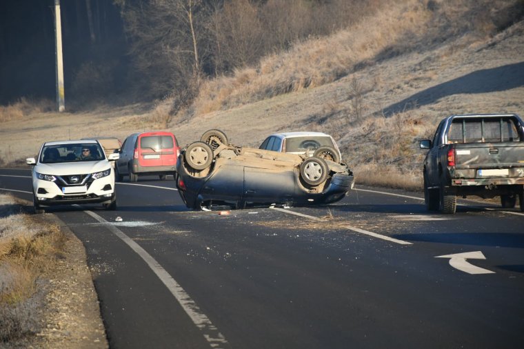 Felborult egy autó Csíkszereda és Csíkszentkirály között