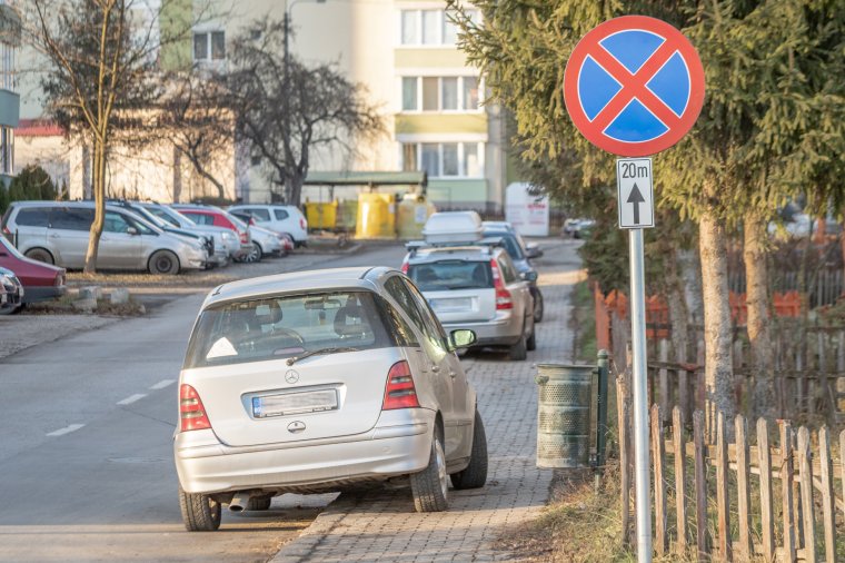 Elszállíthatják a gyalogosokat akadályozó autókat