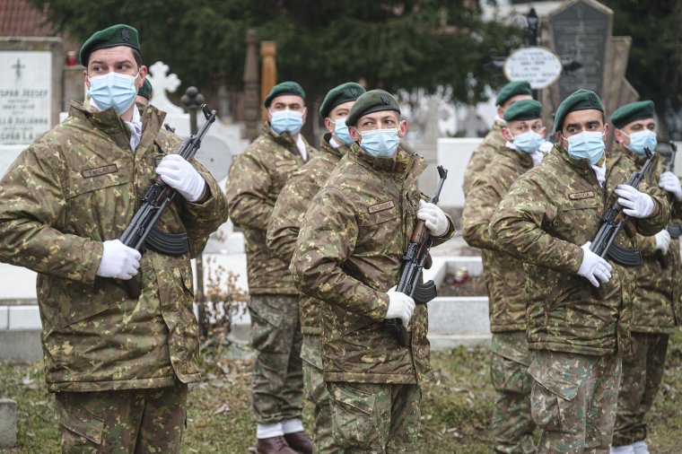 Fontolóra veszik az önkéntes alapú, fizetett sorkatonai szolgálat bevezetését
