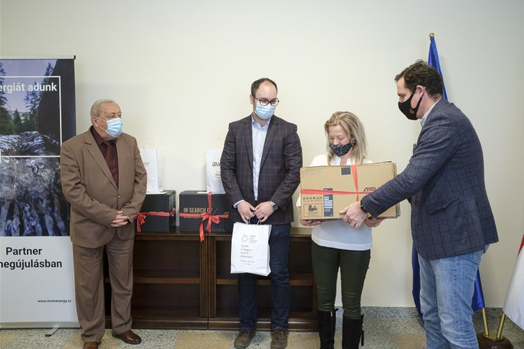 Laptopokat kaptak ajándékba a tanintézmények