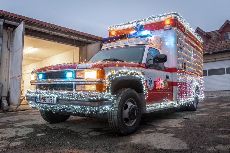 Miért pont egy mentőautó ne lehetne ünnepi?