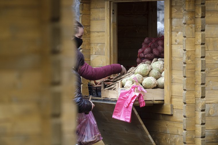 Hosszú idő után a régi helyén nyílt újra a felújított csíkszeredai zöldség- és gyümölcspiac
