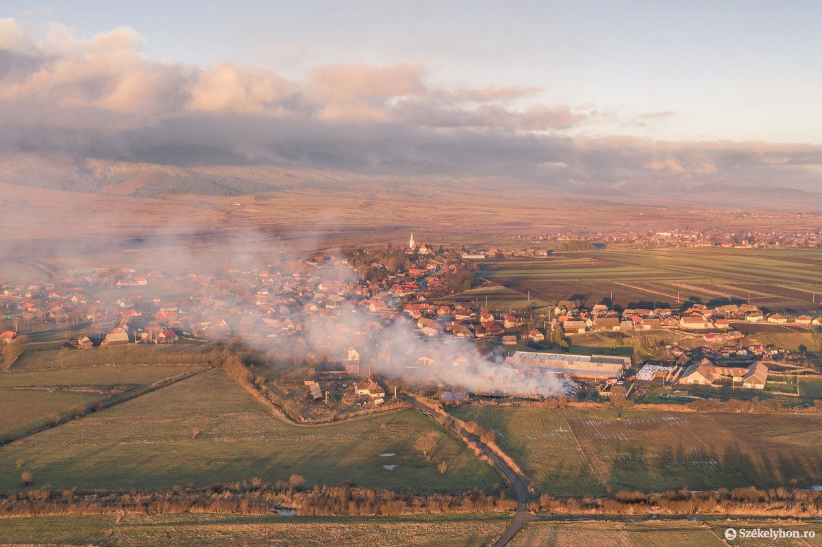 Távolról látni lehetett vasárnap reggel az előző napi tűzvész után füstölgő takarmányt &bullet;  Fotó: Pinti Attila