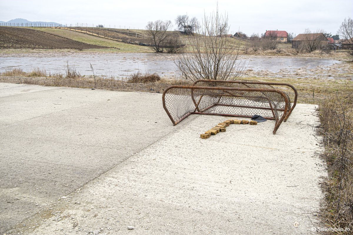 Egy betonalap is készült korábban Csíkszentimrén. Szertefoszlott álmok. Archív •  Fotó: Veres Nándor