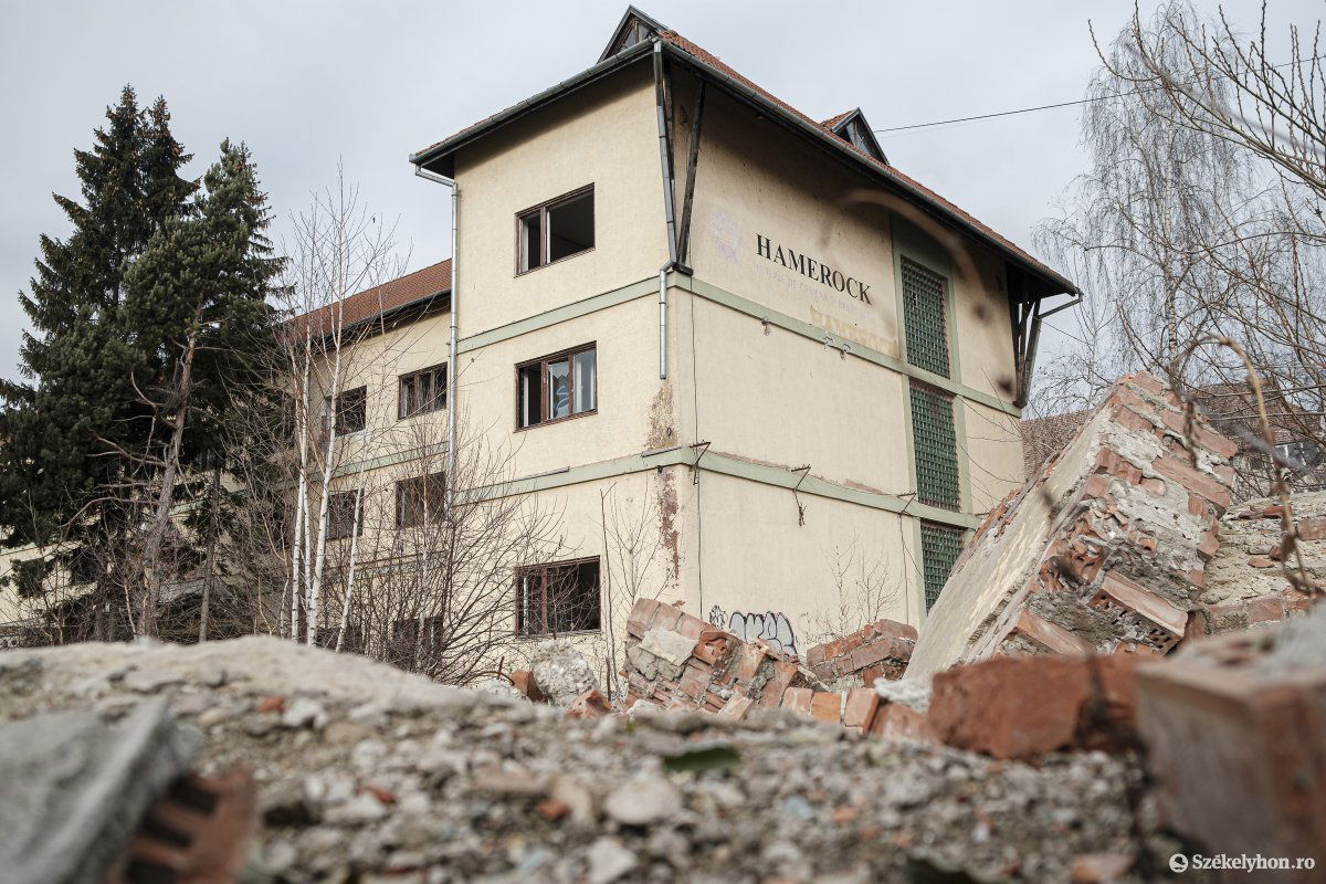 A bontás után maradt törmelék elszállítását ígérte a tulajdonos •  Fotó: Veres Nándor