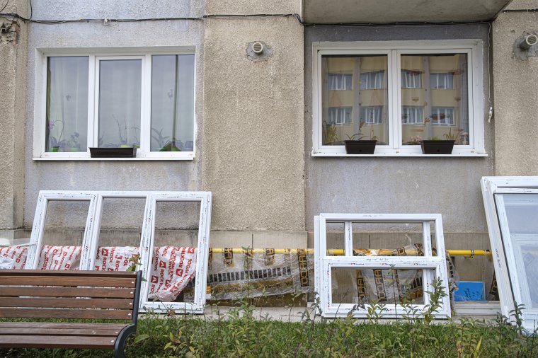 Panaszkodnak a tömbház-hőszigetelésre a lakók, a fővállalkozó mindenre megoldást ígér