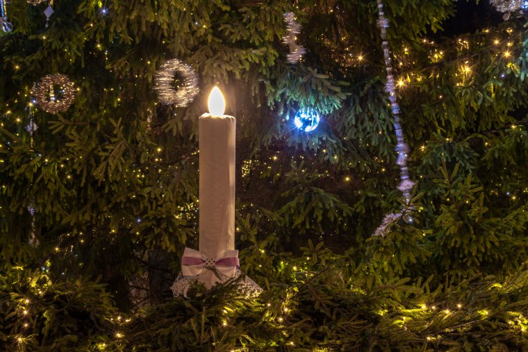 Adventi gyertyagyújtás a csíksomlyói Jakab Antal Háznál