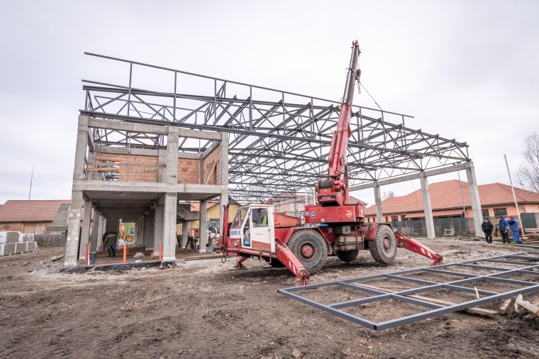 Tető alá kerül a csíkszentsimoni sportcsarnok