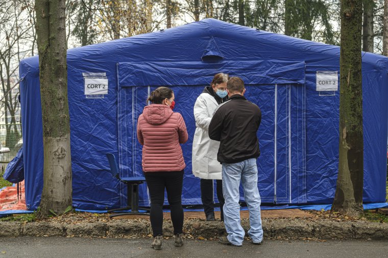 Szokásos hétvégi visszaesés az új esetek számában, továbbra is sok a súlyos beteg