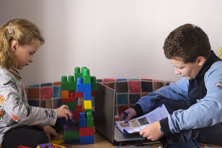 Kisgyerekes családok sokaságának okoz gondot gyerekeik felügyelete