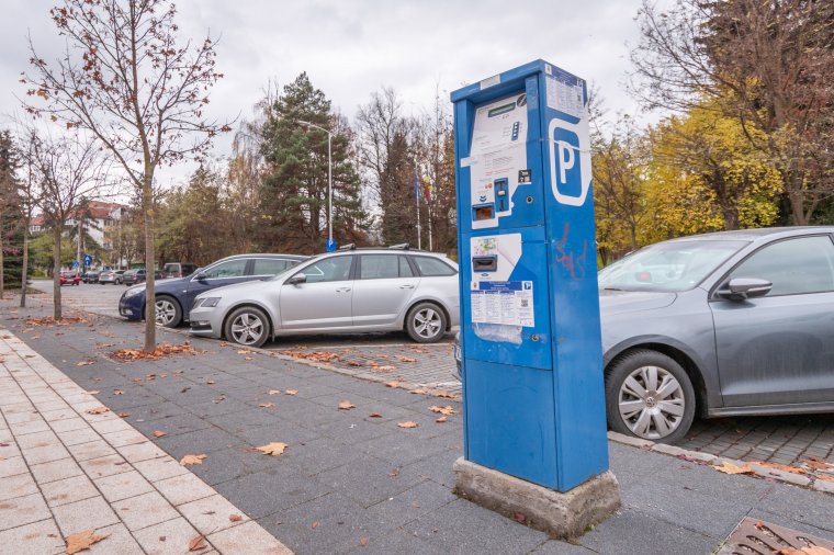 Mementóként, használatlanul állnak a parkolóautomaták Csíkszeredában