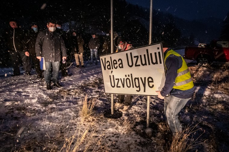 Kétnyelvű helységnévtáblákat állíttatott Hargita megye tanácsa Úzvölgye határaiba