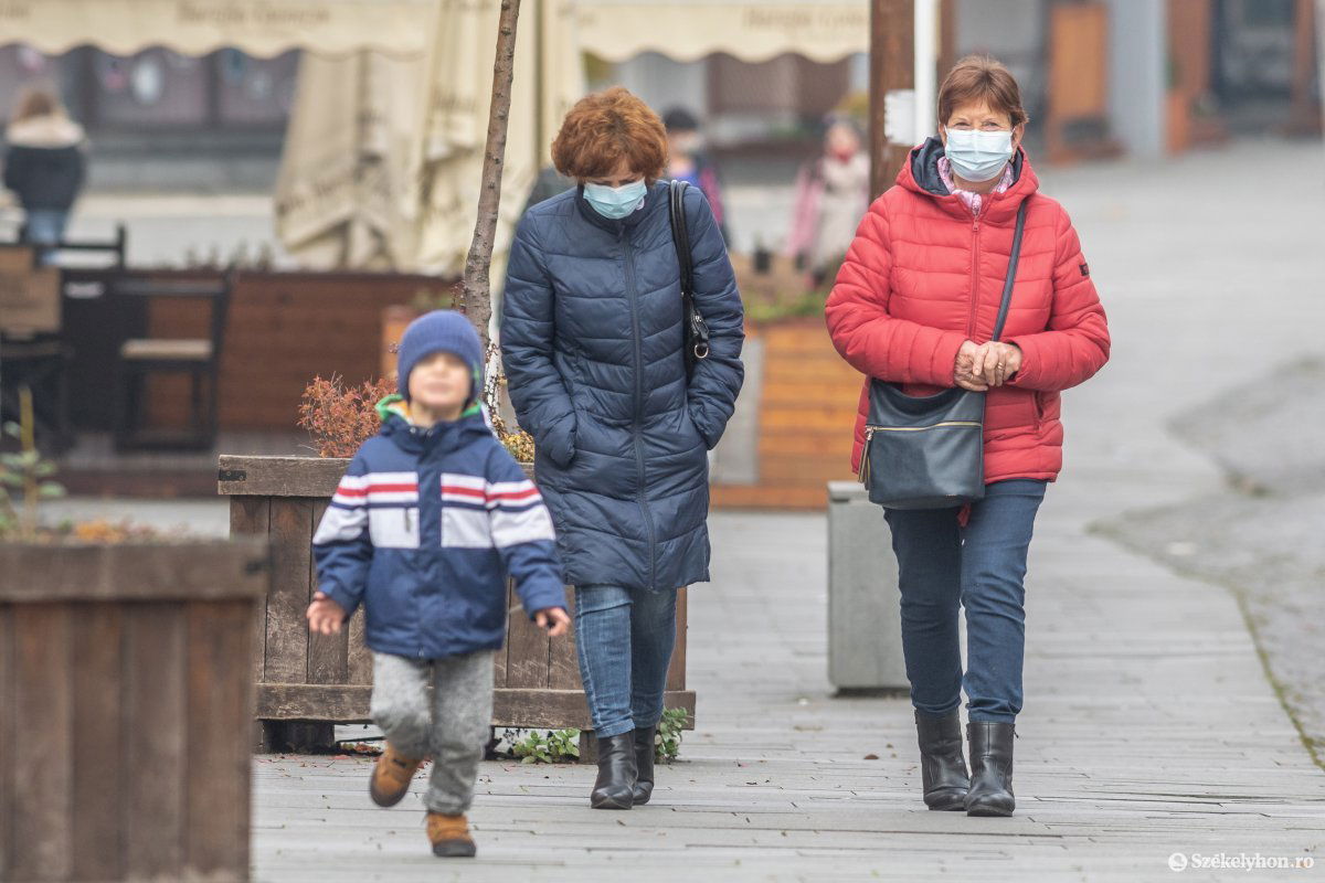 A veszélyhelyzet meghosszabbítása nyomán továbbra is viselni kellene a védőmaszkot nyilvános helyeken, legyenek azok külső vagy belső helyszínek •  Fotó: Pinti Attila