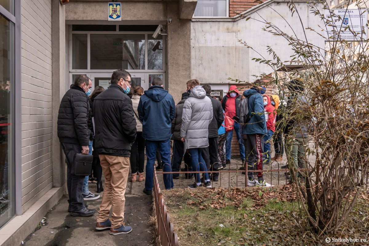 Csoportokba verődve várakoznak a vizsgázók a közszolgálat csíkszeredai épülete előtt •  Fotó: Pinti Attila