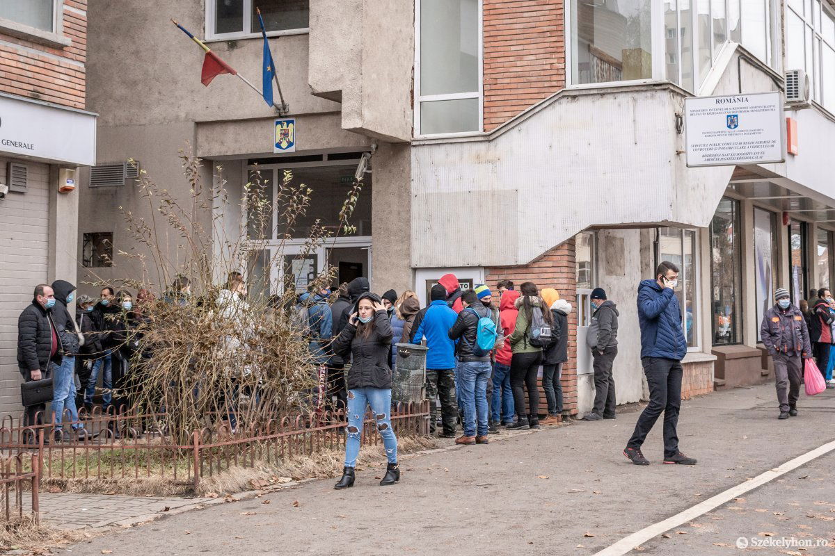 Várakozás a hidegben. A szükség minden járványügyi óvintézkedést felülír •  Fotó: Pinti Attila