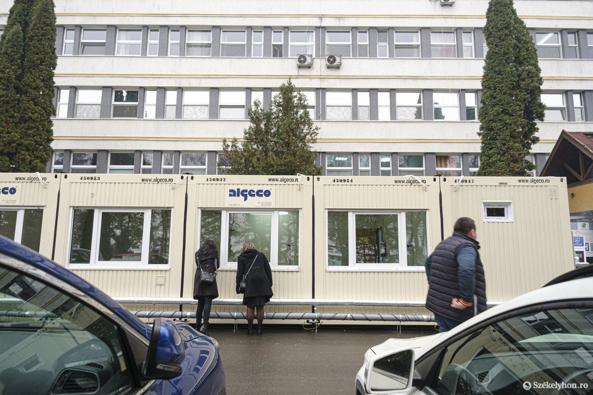 Már nem csak az ablakon túlról lehetséges a látogatás. Saját felelősségre, védőruha viselésével lehet bemenni a koronavírusos betegekhez a csíkszeredai kórházban •  Fotó: Veres Nándor