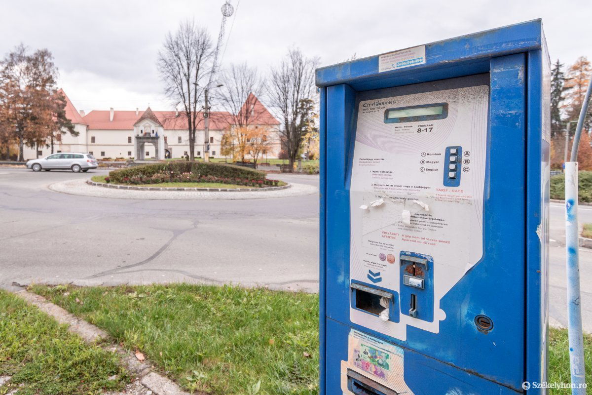 Elhagyatott, megrongált automaták maradtak városszerte. Nincs rájuk szükség •  Fotó: Pinti Attila