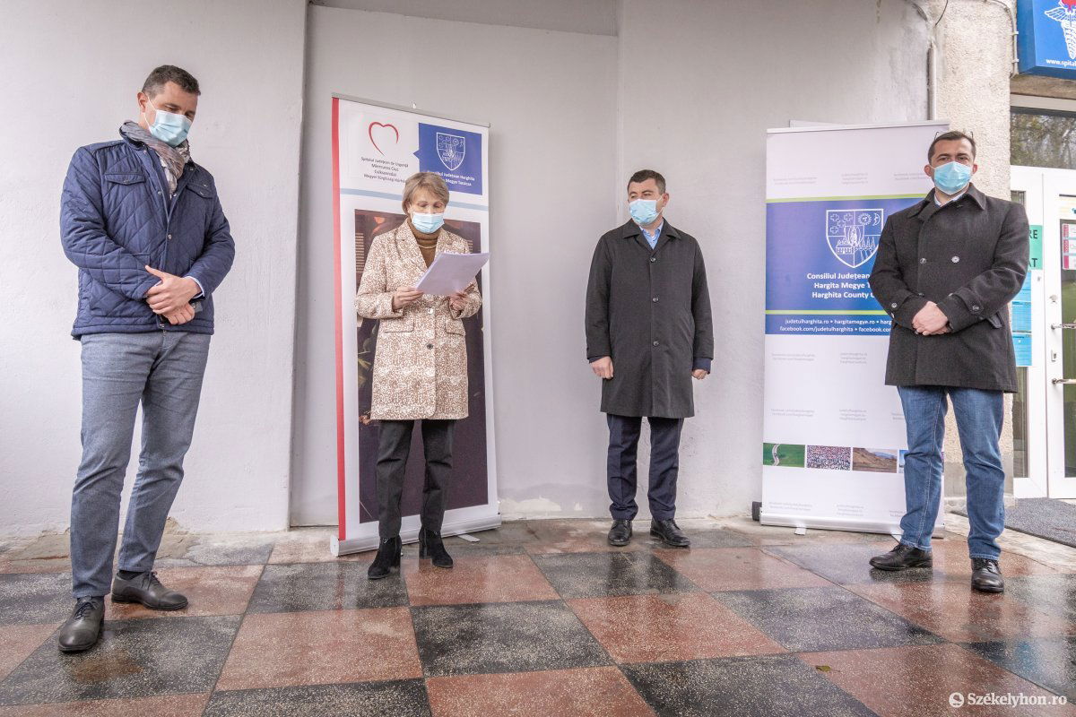 Év végére eléri a húszmillió lejt a korszerű orvosi berendezések értéke a megyei sürgősségi kórházban – hangzott el a sajtóeseményen •  Fotó: Pinti Attila