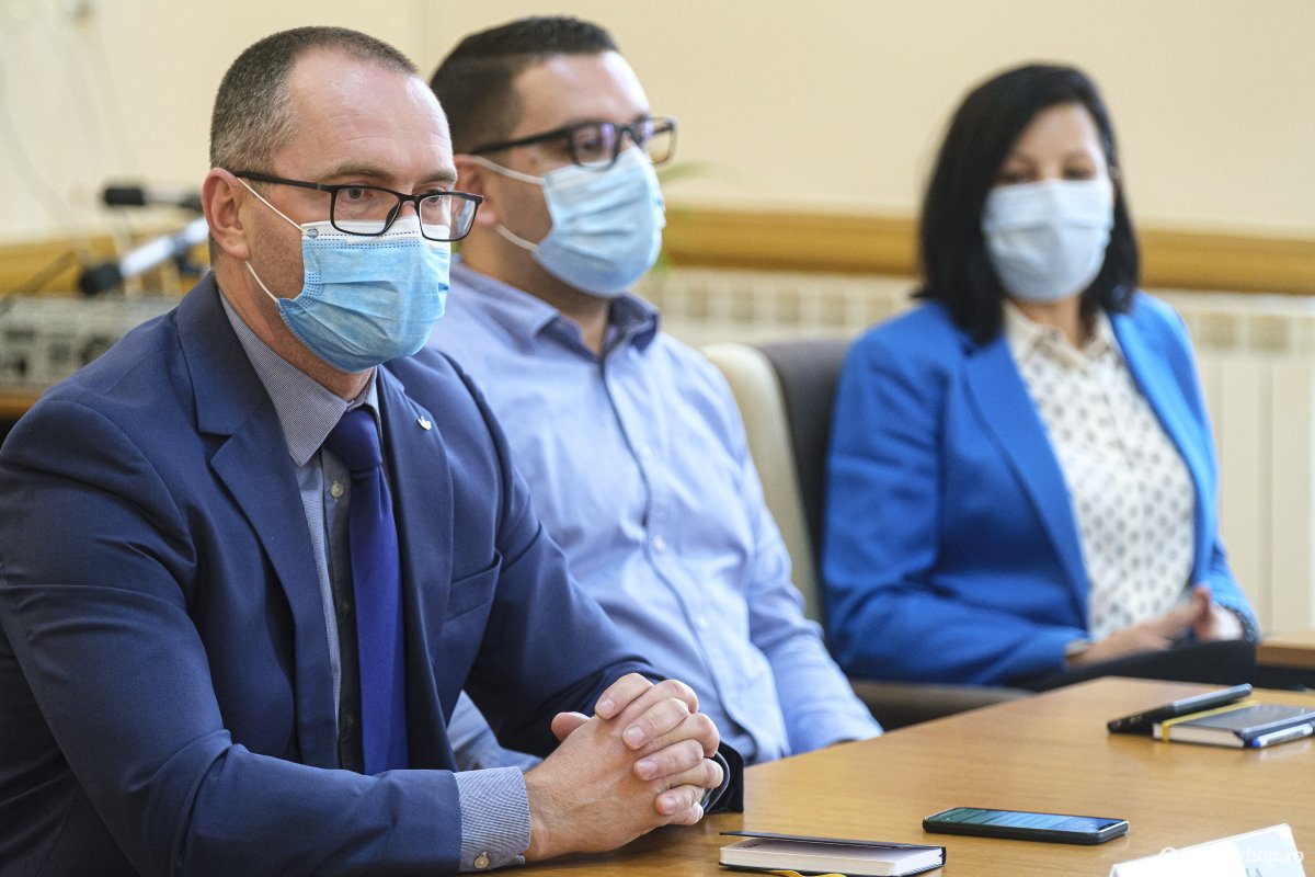 Korodi Attila, Bors Béla és Sógor Enikő. Leosztották a feladatköröket • Fotó: Veres Nándor