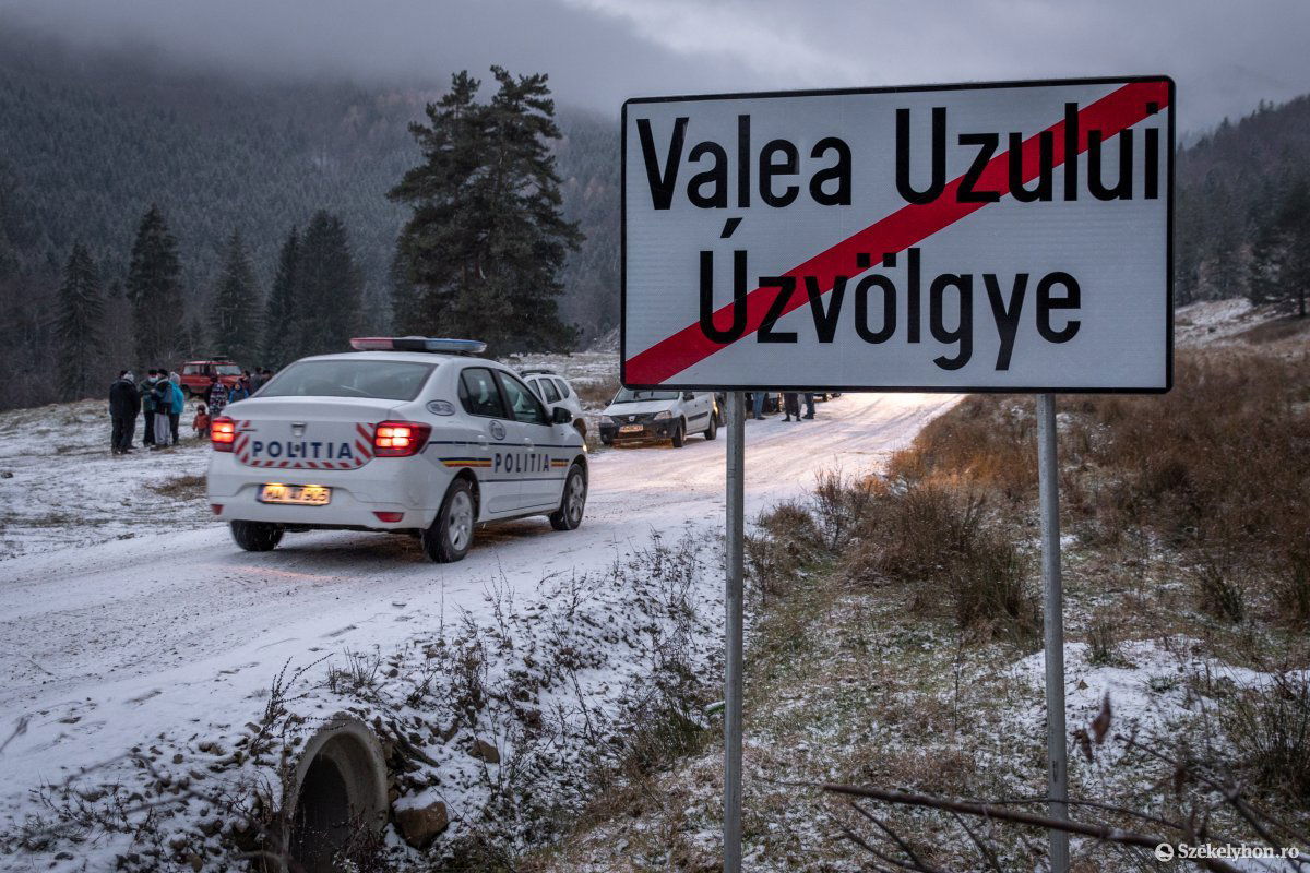 Hatósági jelenlét a helységnévtábla felállításakor. Vissza-visszatérnek. •  Fotó: Pinti Attila