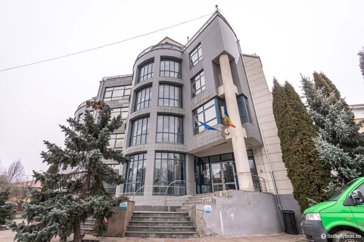 Ügyfélfogadásra készülnek. A polgármesteri hivatal több osztálya költözik ide &bullet;  Fotó: Pinti Attila