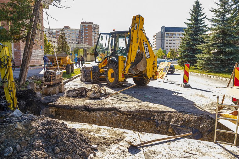 Vezetéképítésekkel kezdték a lakótelepi felújítást