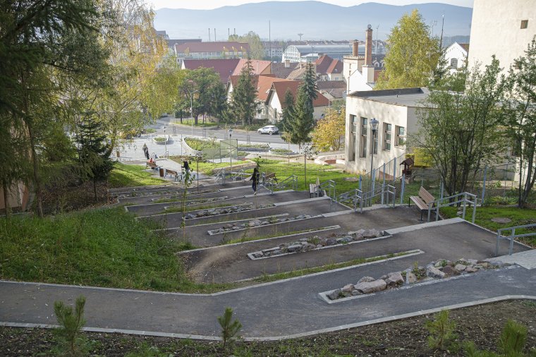 A megújult csíkszeredai lakótelep már nyomokban sem emlékeztet korábbi állapotára