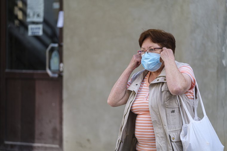 Keddtől a kültéren is kötelező a maszkviselés Csíkszeredában, létszámstop lesz az üzletekben