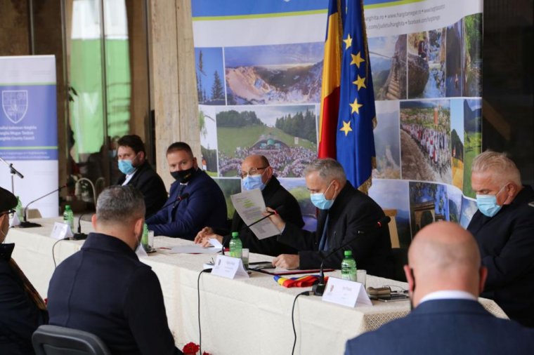 A megyeháza oszlopcsarnokában tartották az alakuló ülést