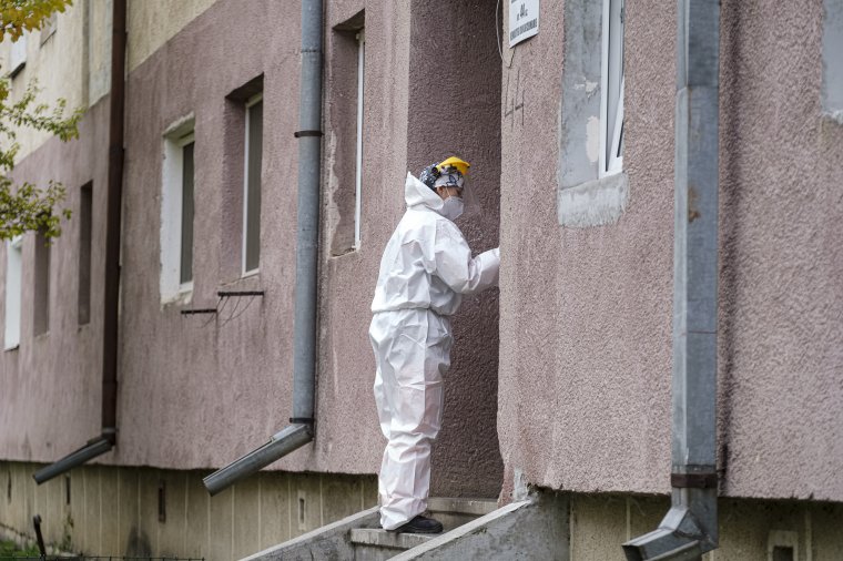 Óriási esetszámugrás: közel hat és félezer új fertőzöttet regisztráltak
