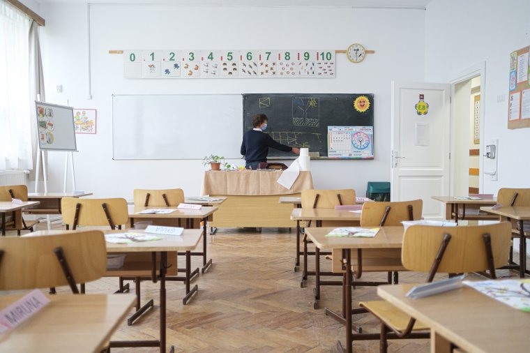 Akár nyolc héttel is eltolódhat a félévi bizonyítványok kiállítása a romániai iskolákban