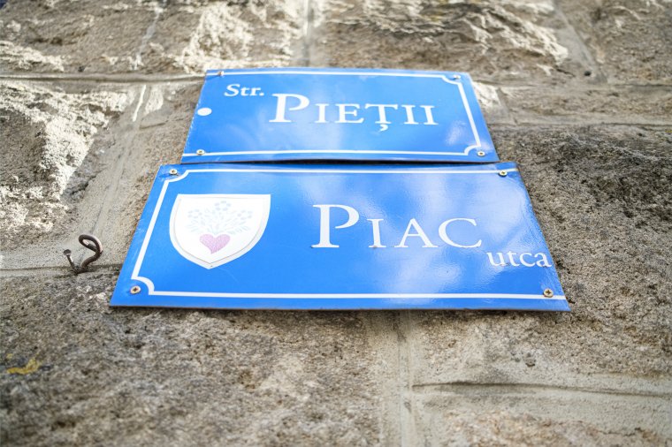 Bírósági ítélet-végrehajtás sajátos módon: kettévágták az utcanévtáblákat