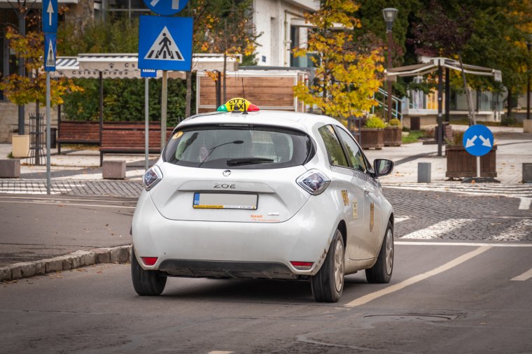 Zöldebbé tették a csíkszeredai taxizást