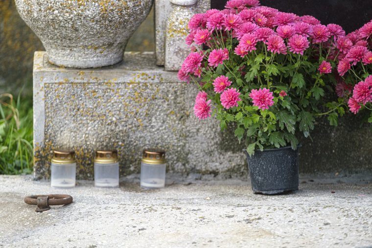 Eltakarítják a leégett gyertyákat a sírokról